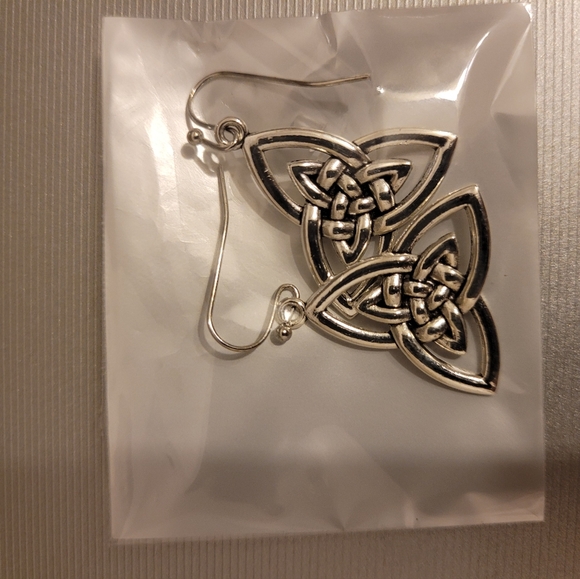 NIP Celtic Knot Design Dangly Earrings - Picture 2 of 3
